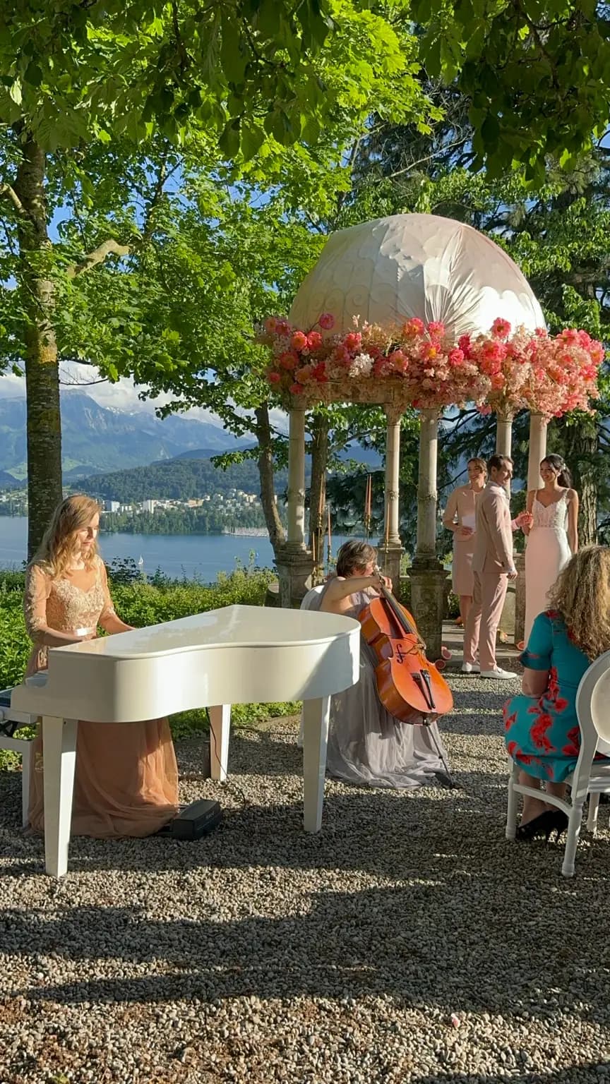 SwissDuo mit Klavier und Cello bei einer Trauung im Freien am See