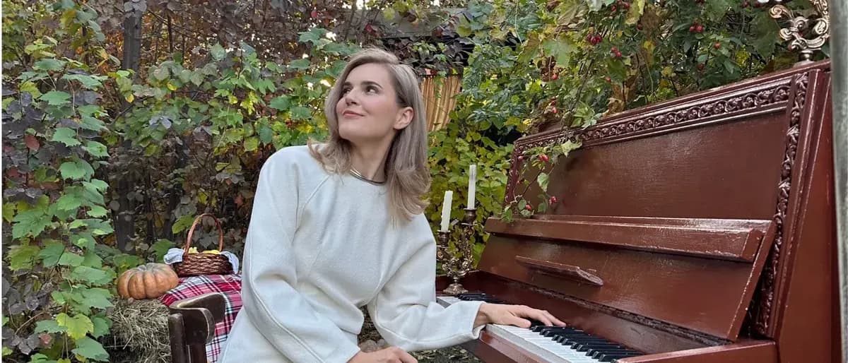 Irina Grebaus au piano dans un jardin d’automne