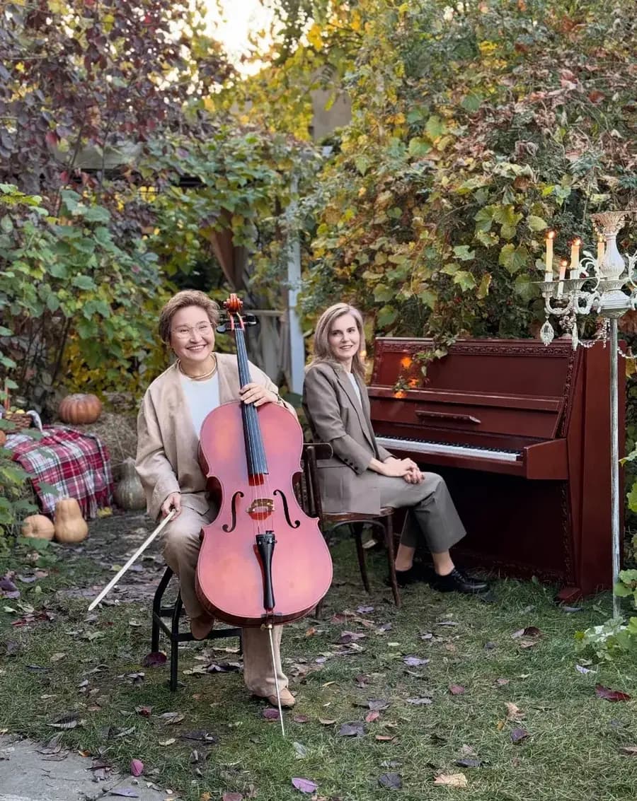 SwissDuo avec violoncelle et piano dans un jardin d’automne