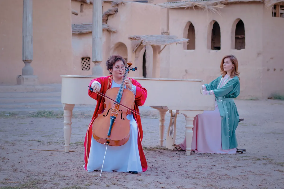 SwissDuo au violoncelle et au piano à queue blanc dans une cour historique