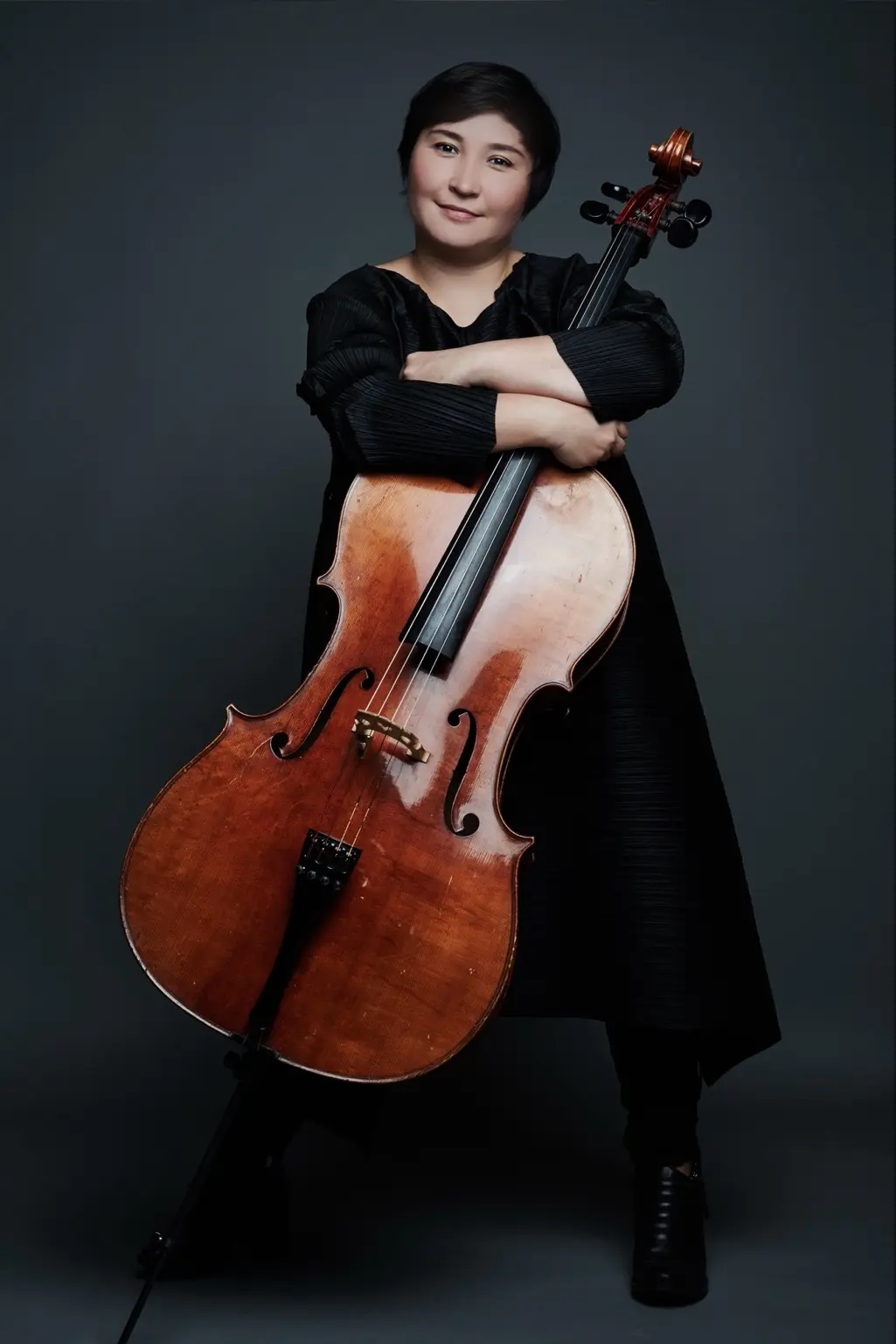 Portrait en studio de Sandi Toka Nova avec violoncelle