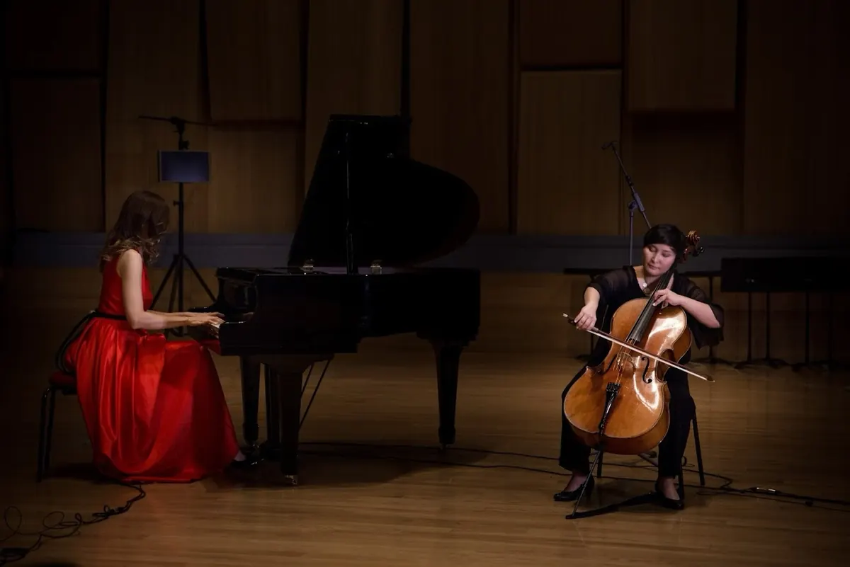 SwissDuo sur scène au piano à queue et au violoncelle